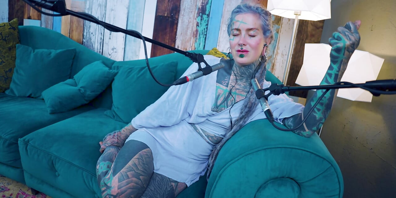 ฉันพูดถึง F - Fear - ASMR Podcast SFW คุยสาวผอมโกธิค Dreadlocks นางแบบรอยสักสาวหมึก