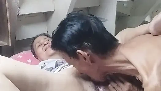 Dia menggodaku selalu apa yang memakan memeknya