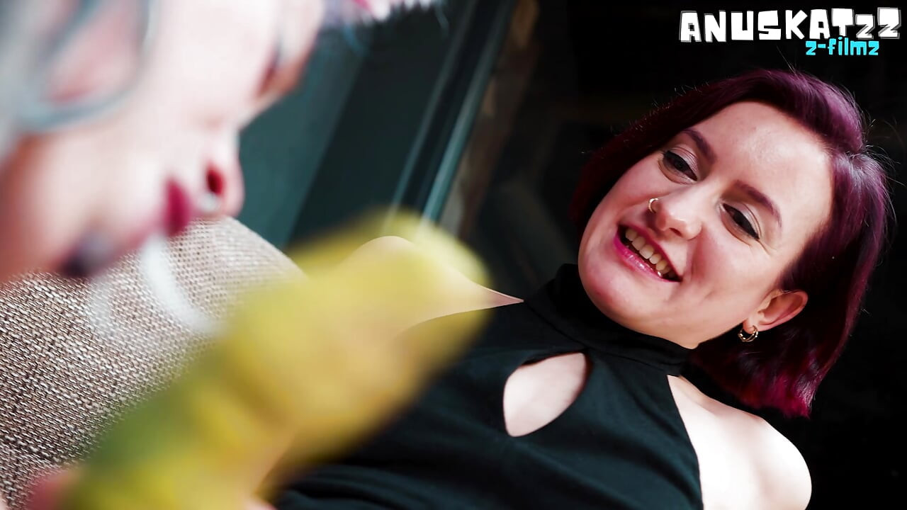 Domina besitzt tätowierten cosplayer in heißem Catplay - buttplug Tail & total submission