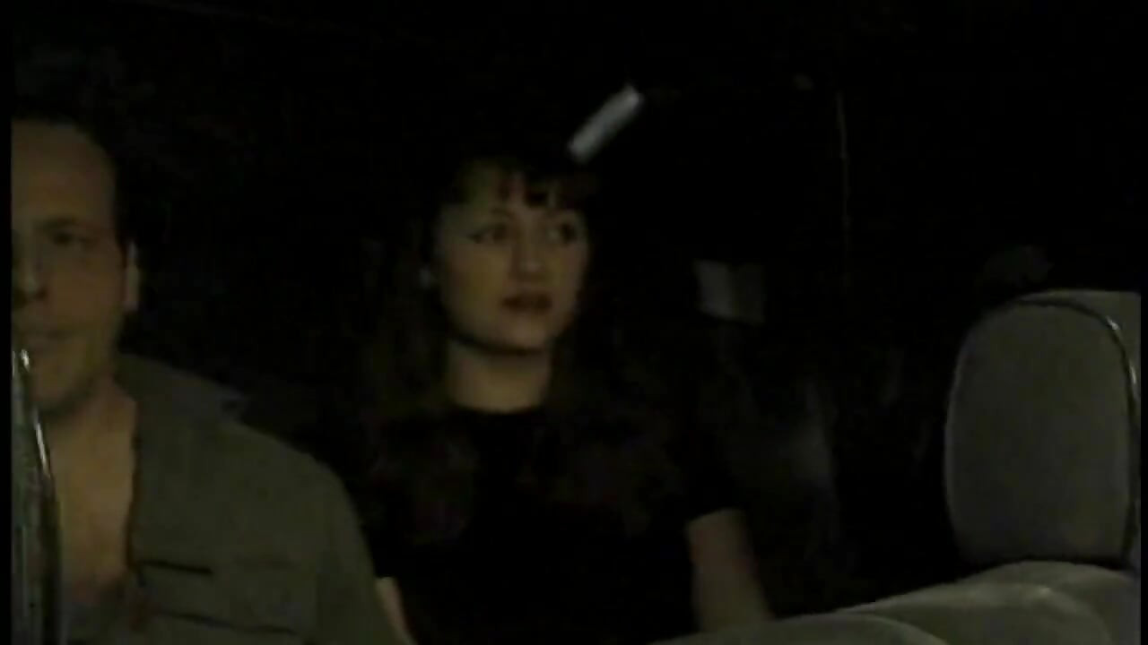 Dos milfs cachondas comparten una polla afortunada