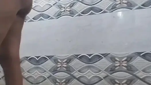Desi bhabhi bathroom me naha rahi h...