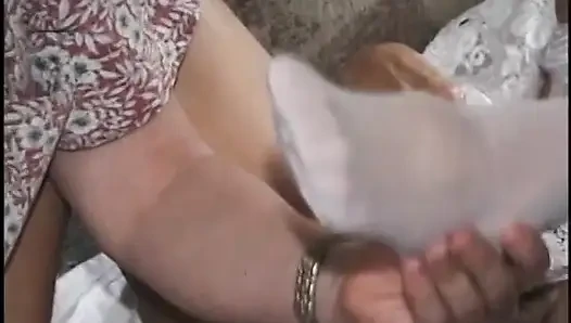 Pelacur dewasa nyepong kontol pria ini dan lanjut nyepong kontolnya
