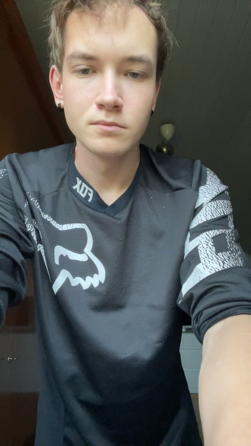 Fabian Kelih tirando a roupa