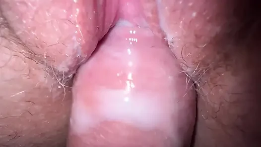 Close up - ngentot sama teman sekamarku yang masih remaja dan crot di memek berbulu