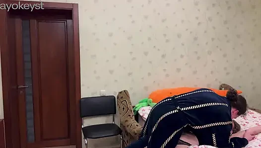 Siyah tangalı ateşli kız en iyisini yapıyor. Derin gırtlak ve ağızda sperm