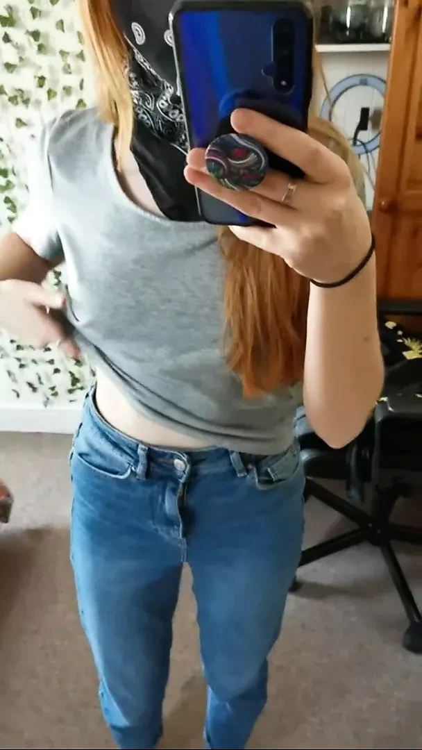 德国Leonie展示她18岁的完美阴蒂