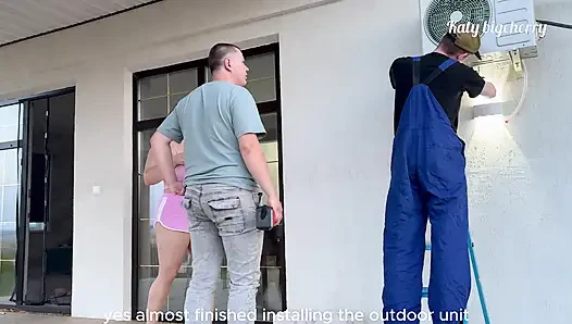 Gadis ini bayar instalasi AC dengan memeknya - seks threesome sama dua pekerja