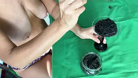 Olgun üvey anne damızlık boğa sağıyor yemek fetişi.