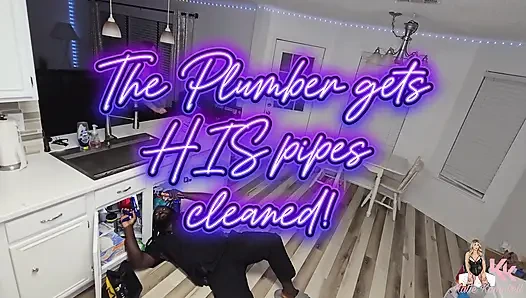 Милфе подчищает ее трубы сантехник с большим черным членом