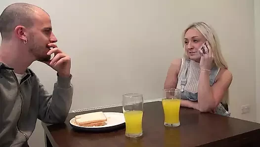 Лижу ее пизду! Возбужденная горячая юная блондинка падчерица обожает трахаться!