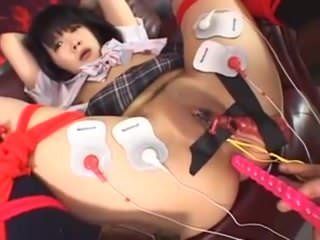 Японка - мастурбируют игрушкой, пока нет выбора, кроме кульминации снова и снова