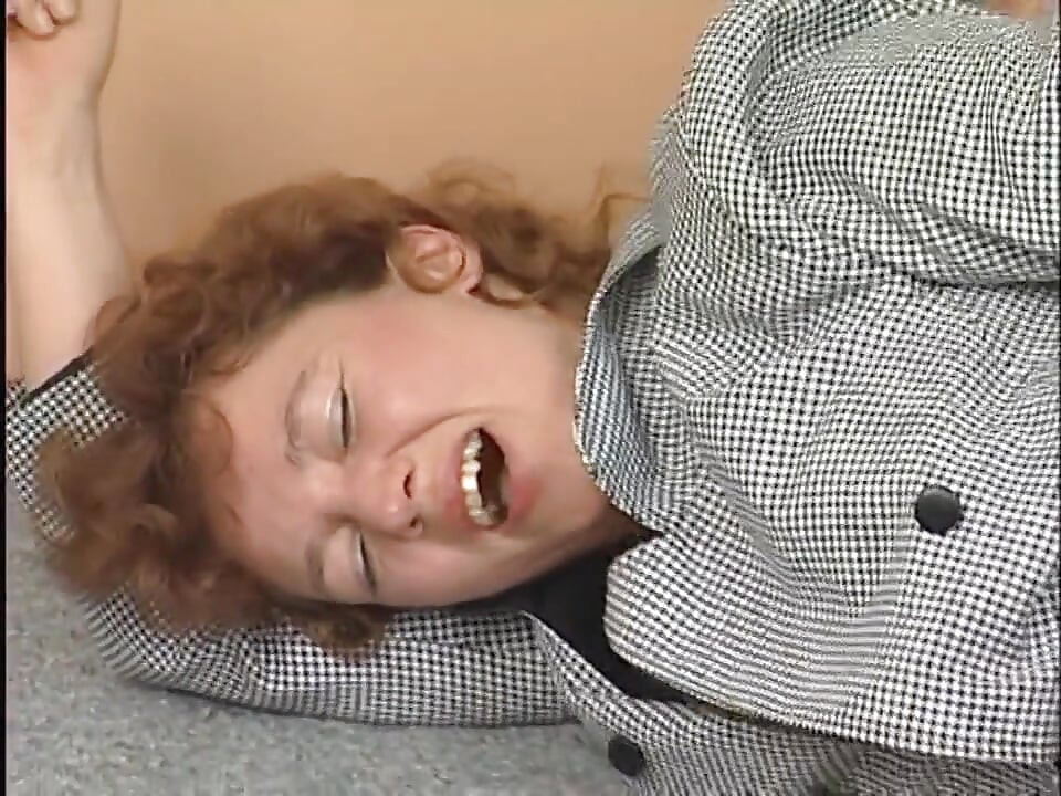 Sexy milf screams in pleasure as she gets fucked on the floor