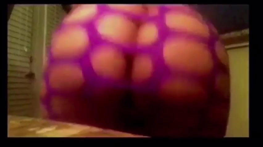 Tranny shaking ass