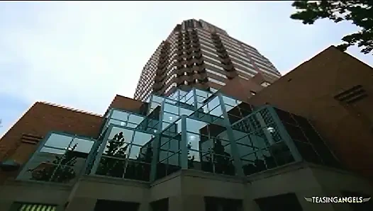 Sarışın patronla sikişirken çalışanlara kızmak yerine üçlü seks yapıyor