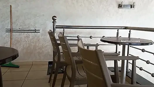 Aku ketemu sama cewek ini kebetulan di kafe, pulang ke rumah sama dia, dan kami akhirnya sama dia