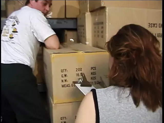 Une MILF poilue se fait lécher la chatte et baiser sur des boîtes dans un entrepôt