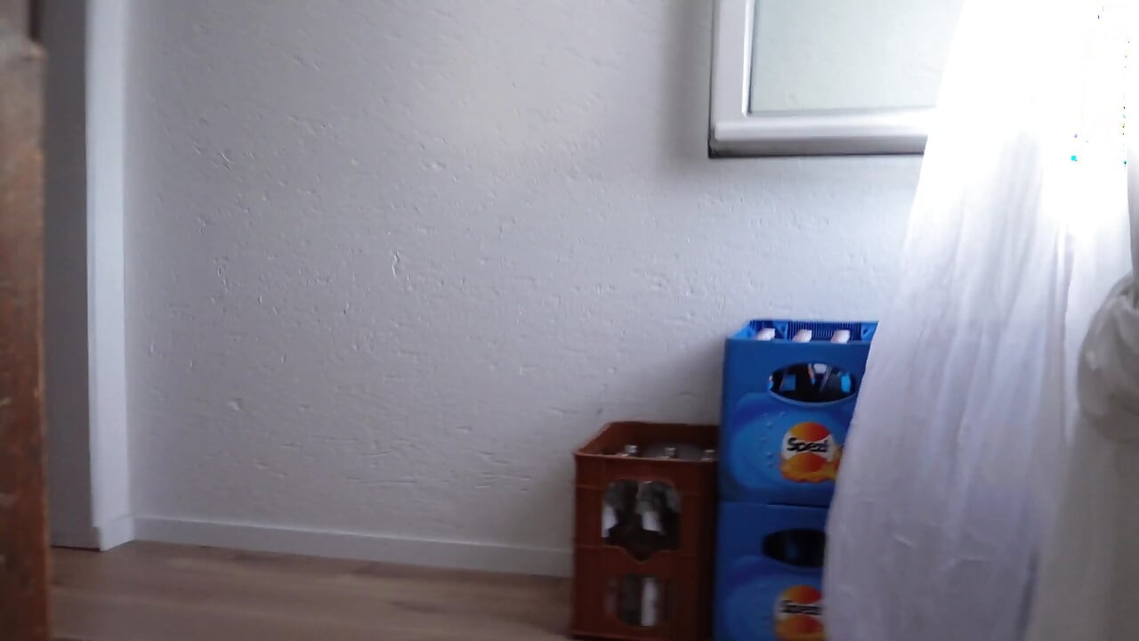 Mina Schuldet 3 Monate Miete, Deshalb Versorgt Sie Den Vermieter Oral!
