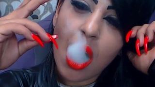 Fumar con labios rojos y uñas largas