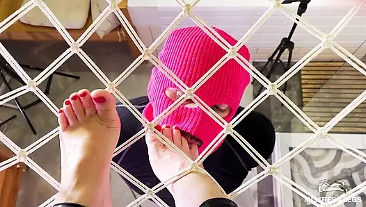 Hamak tanrıçasına tapma bölüm 1 - bakış açısı ayak emiyor ve ayaklarımın altında köle dil hizmeti