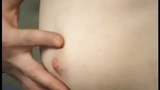 Юная блондинка показывает свои маленькие сиськи на кастинге