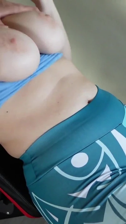 Känslosamt ögonblick från "Milf med Stora Bröst ber om en stor sperma under en gymsession"