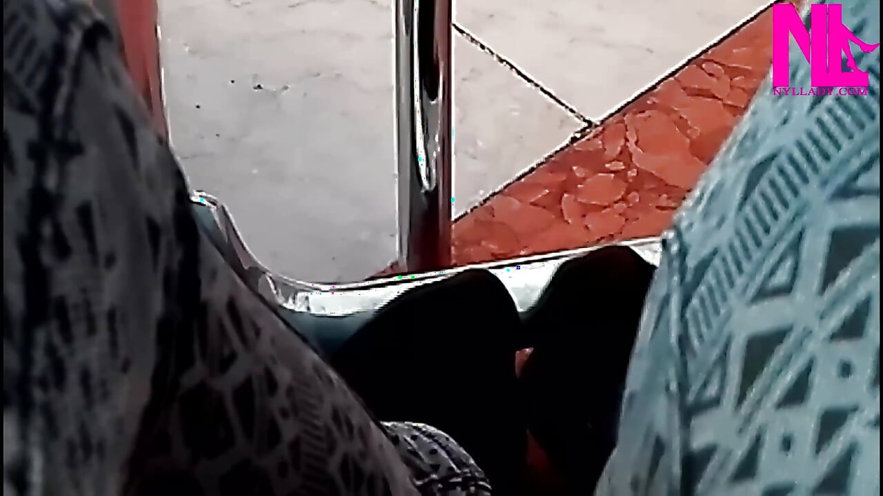 바에서 내 흑인 패튼트 플랫의 신발 플레이
