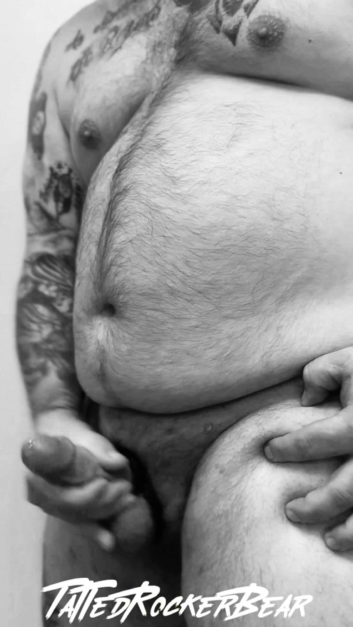 Sexig tatuerad björn som rycker av och kommer