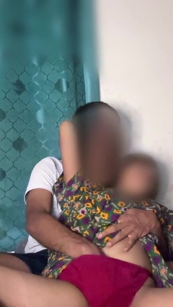 "Kız amının parmağını ovuyor ve yarağını emdiriyor" den unutulmaz an