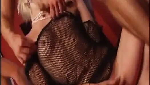 Sarışınlar yarak emiyor ve göğüslerine boşaltıyor