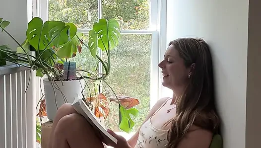 Aku lagi asik baca buku sambil menahan orgasme!