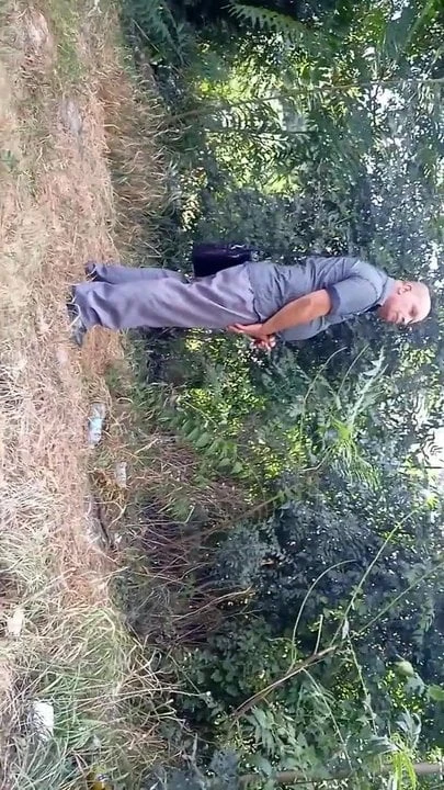 Чоловік прикидається, що він писає