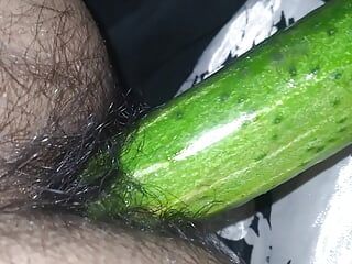 Je baise mon cul étroit sexy avec un concombre