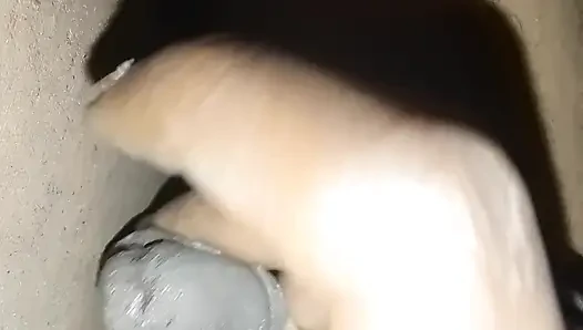 Evde yalnız adam gece yarısı mastürbasyon yapıyor, gecelik