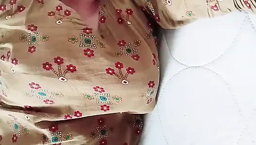 Красивая жена показывает свои сиськи, и ей нужен большой длинный член