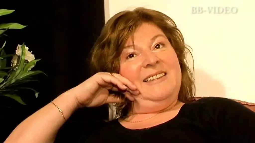 Kåt milf är redo med benen öppna för att filmas medan hon blir upphetsad med sin favoritdildo