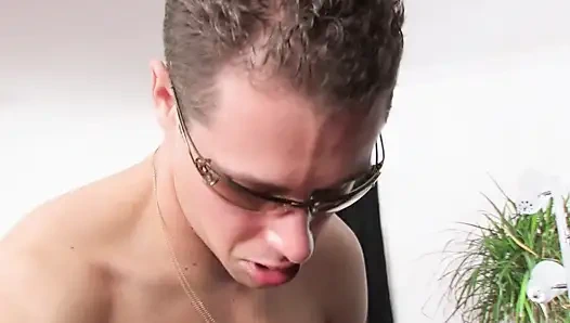 Esmer Hatun Deri Kanepede Yarak Parmaklıyor