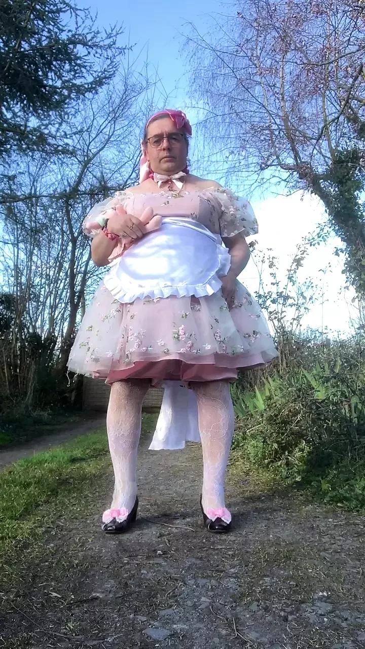 En un traje de babydoll para orinar una segunda vez en el pañal afuera