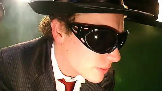 Ateşli kızlar gırtlağına kadar alıyor ve çılgınca yüzlerine boşalıyor