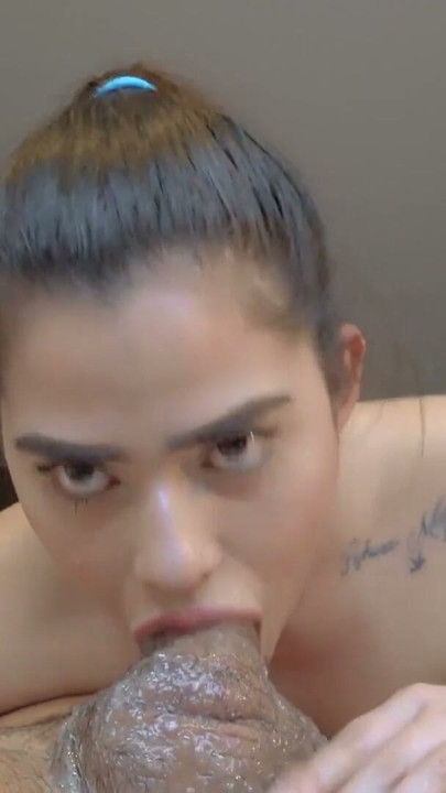대물 자지에 따먹히는 십대 갈색 머리 딥쓰롯 | 클립 1