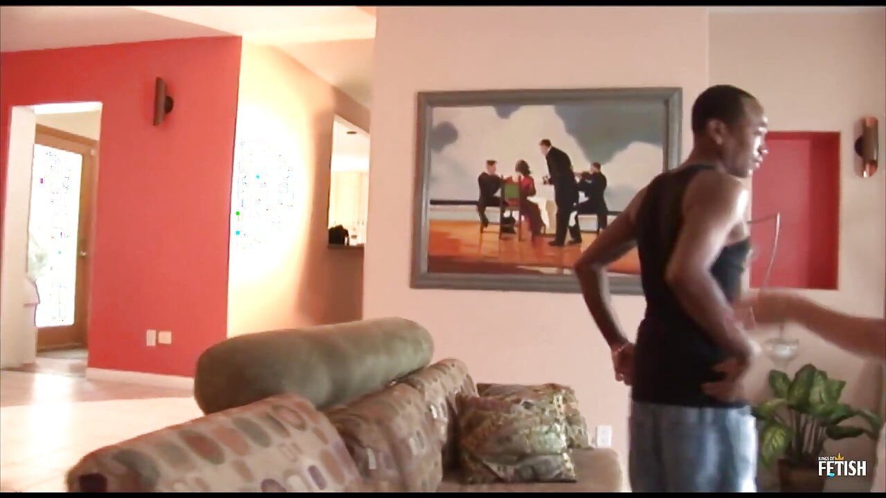 Une MILF à forte poitrine chevauche la grosse bite d'un agent d'assurance sur le canapé