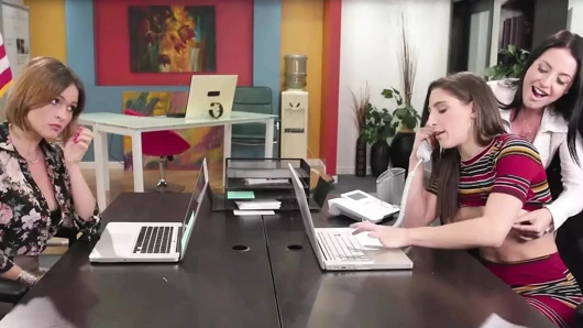 Girlsway - azgın patron Angela White telefon görüşmelerinde çalışanları Abella Danger ve Krissy Lynn'i azdırıyor