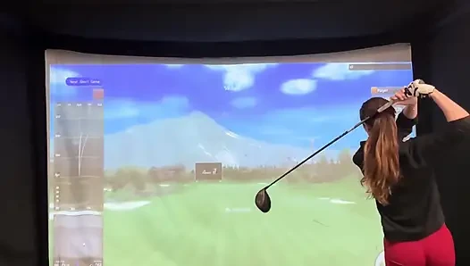 Benim lush ile bir simülatörde golf yapmaya çalışıyorum! Ben sallanırken boşalmamaya çalışıyorum!