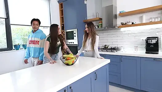 Meine asiatische freundin hat mich mit ihrer besten freundin allein gelassen ... Ich habe sie vollgespritzt