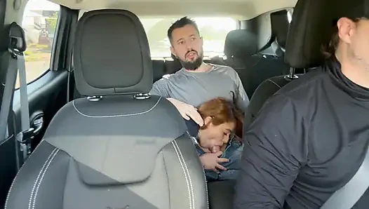 Trafikte Uber Arabasında Çift Seks - Kızıl Saçlı Sperm İçiyor Ve ağzından Damlatıyor