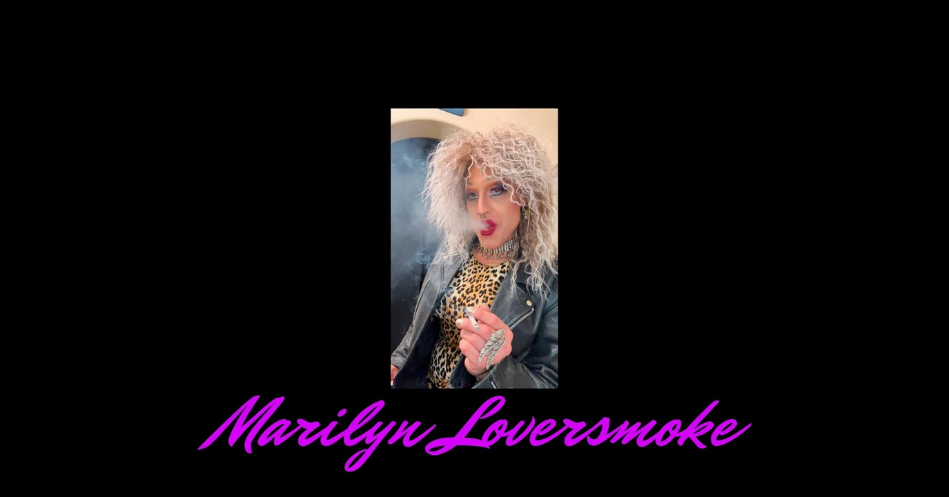 Marilyn houdt van de dames uit de jaren 80. Geniet van haar rokende fetisj-plagerij.