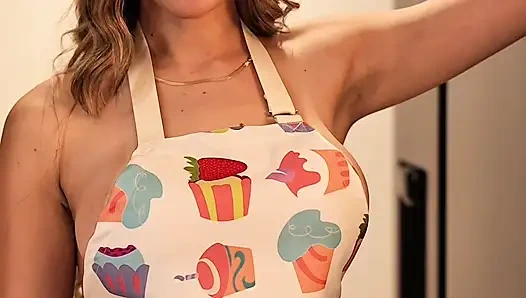 Красивая возбуждённая горничная вставляет толстый огурец на кухне начальника в свою узкую киску