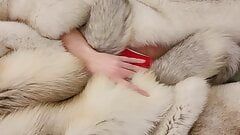Branlette dans un manteau de fourrure de renard