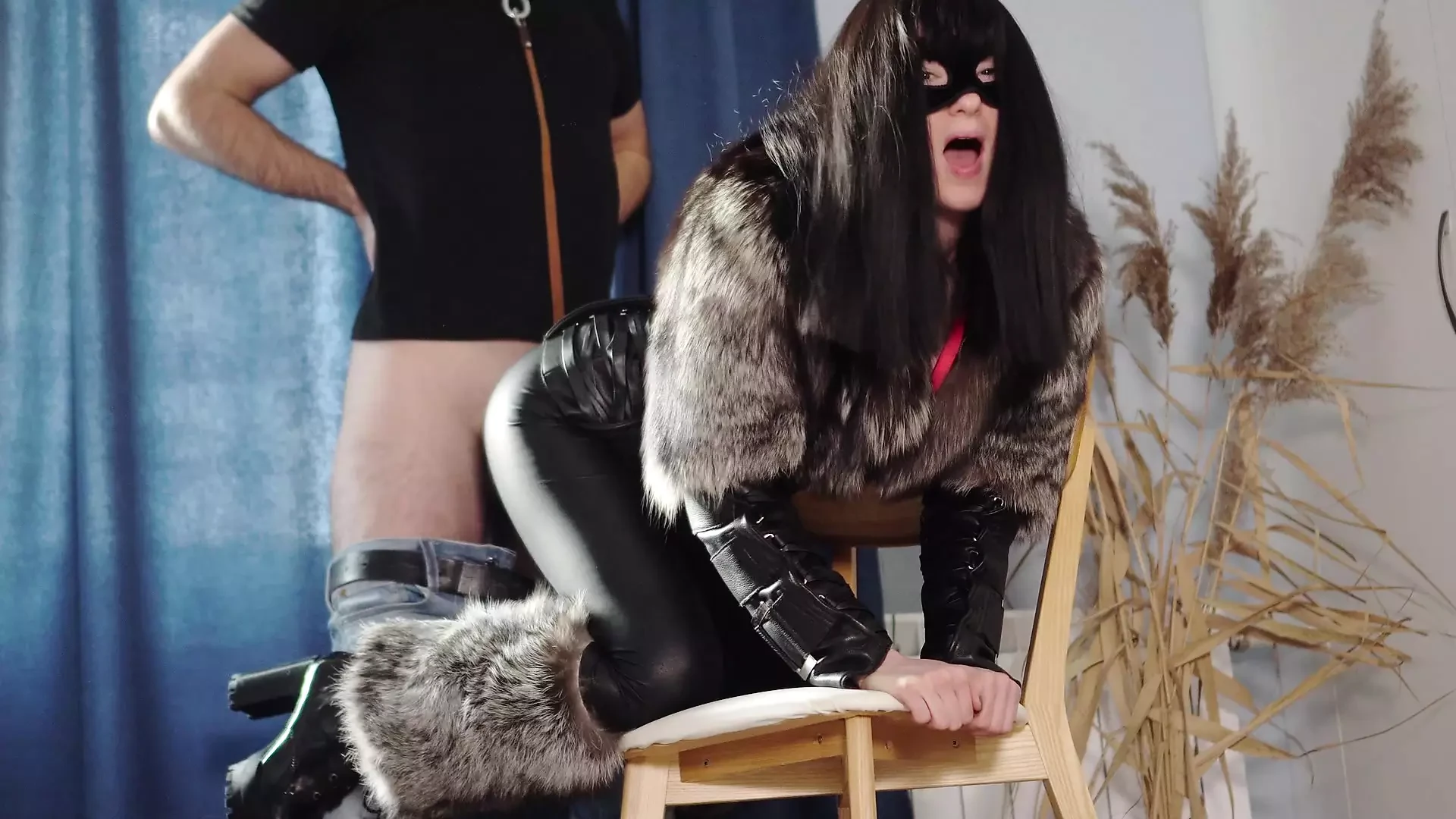 Kitty seksi bermain dengan hamba seksnya. femdom dalam pakaian bulu. kongkek berbulu. Puan dalam kot bulu dikongkek