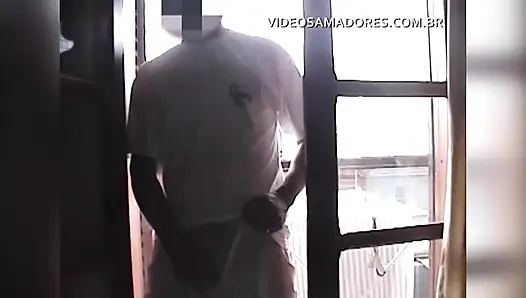 Nackte hemmungslose mädchen machen sich bereit für eine nacht