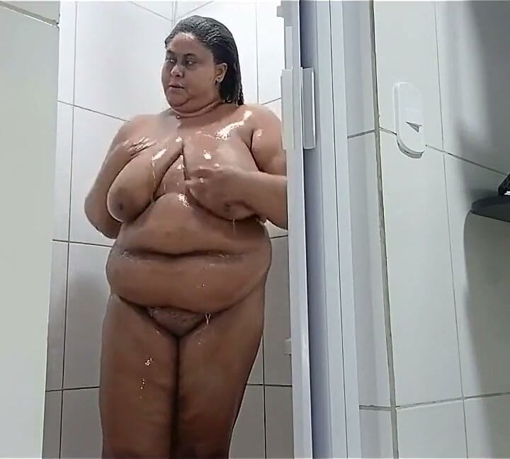 (gordinha Ju) Taking a Shower and Showing off Her Big Giant Pussy